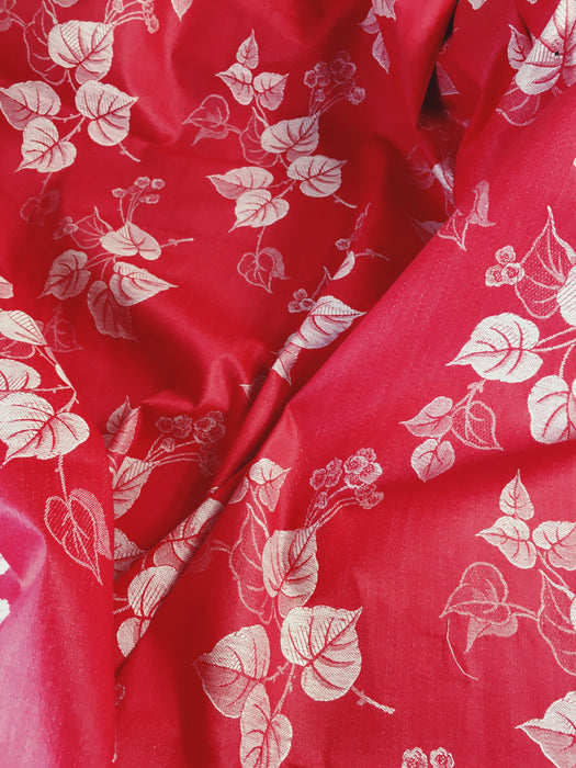 Red ticking with a leaves motif. Unused. Spain c.1950 - 1.87 meters