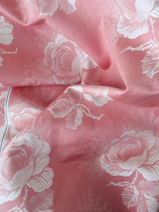 Ticking with big flowers in pale pink. Unused. Spain c.1950 - 3.5 meters