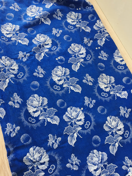 Large white roses in cobalt blue ticking. Spain c.1940 - 40×180 cm