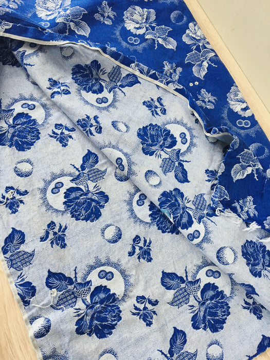 Large white roses in cobalt blue ticking. Spain c.1940 - 40×180 cm