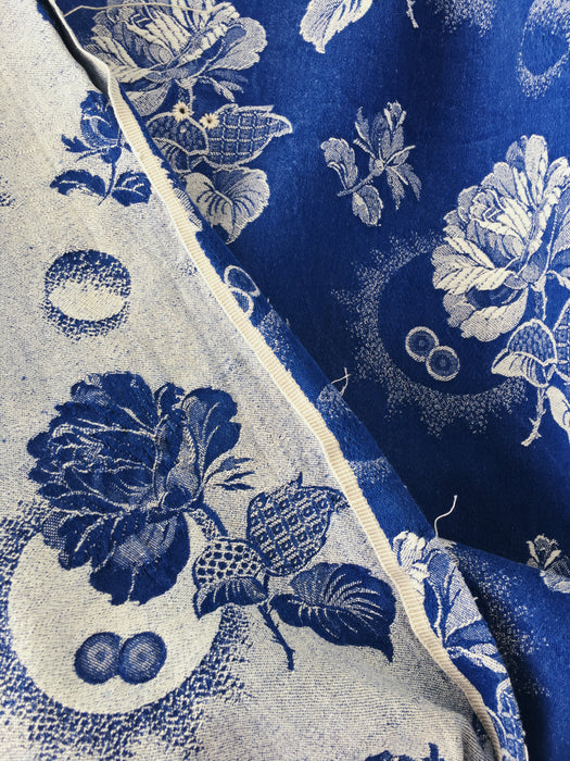 Large white roses in cobalt blue ticking. Spain c.1940 - 40×180 cm