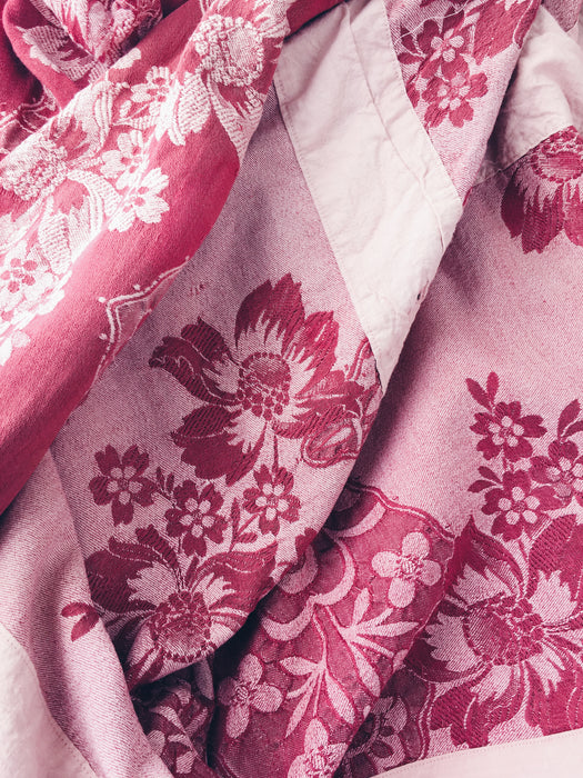 Large flowers in burgundy ticking. Spain c.1950 - 68×118 cm