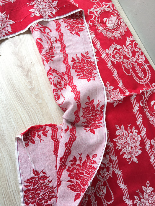 Swans and flowers in red ticking. Spain c.1960 - Lot of 2 pieces